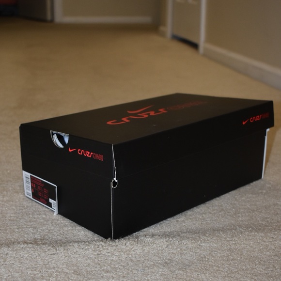 I’m selling an limited addition pair of Nikes - Picture 3 of 8